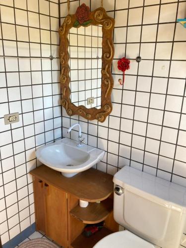 Quarto com banheiro privativo em Chalé Aconchegante. (Quarto com banheiro privativo em Chale Aconchegante.) in Bombinhas