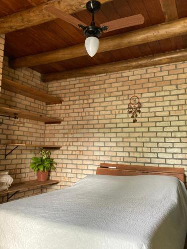 Quarto com banheiro privativo em Chalé Aconchegante. (Quarto com banheiro privativo em Chale Aconchegante.) in Bombinhas