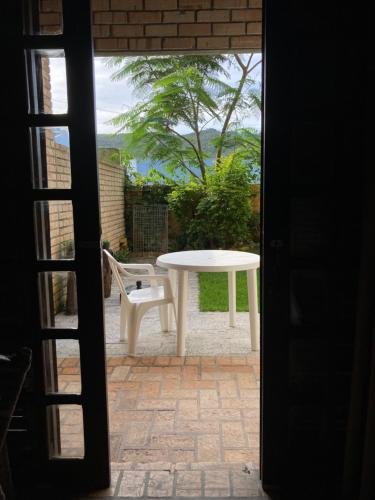 Quarto com banheiro privativo em Chalé Aconchegante. (Quarto com banheiro privativo em Chale Aconchegante.) in Bombinhas