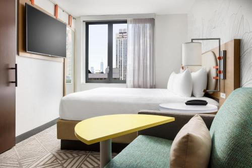 Studio King Room with City View image 7