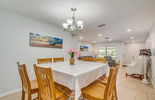 13 Mi to Hudson Beach: Family Escape w/ Lanai in Spring Hill (Florida)