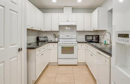 13 Mi to Hudson Beach: Family Escape w/ Lanai in Spring Hill (Florida)