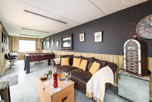 The Pine Cabins including Games Room, Camp fire & Hot tub in Wick