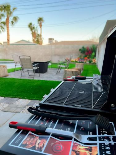 Vegas Hideaway with Jacuzzi & Pool by Strip, Las Vegas (Foto 6)