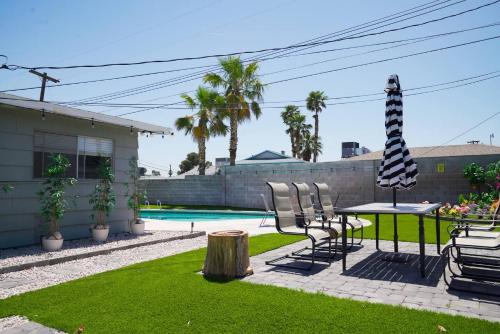 Vegas Hideaway with Jacuzzi & Pool by Strip, Las Vegas (Foto 11)