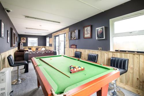 The Pine Lodge with Hot Tub and Games Room