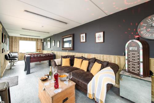 The Pine Lodge with Hot Tub and Games Room