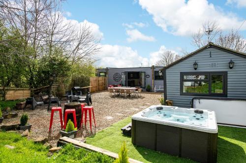 The Pine Lodge with Hot Tub and Games Room