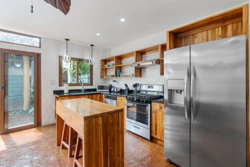 Gorgeous 4-BD Zen Retreat w Pool Apartment