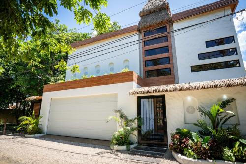 Bohemian Tropical Villa with a Tiki-Style Swimming Pool & Swim-Up Bar with an Attached Studio Apartm in Potrero