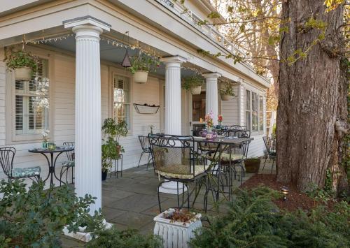 Old Manse Inn