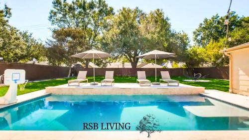 Resort Villa w Pool Cinema hot tub & game room in Houston, USA