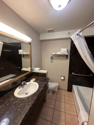 Days Inn & Suites by Wyndham Artesia - image 2