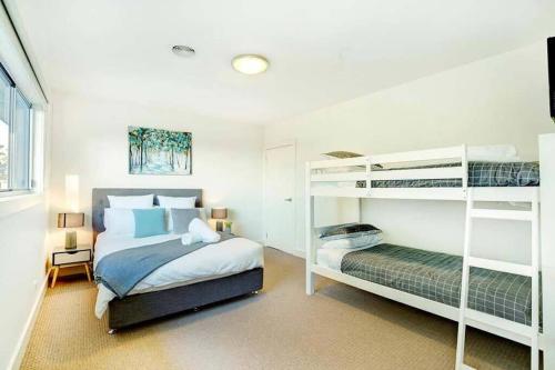 Dromana Grove SPA & POOL sleeps 15