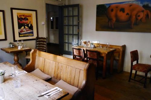 The White Hart Inn - image 7