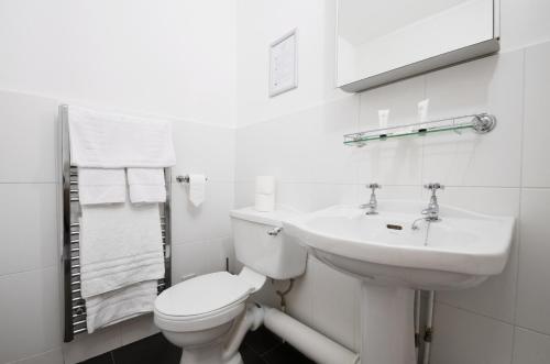 The White Hart Inn - image 13