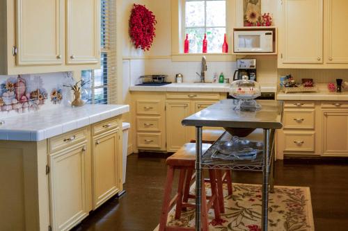Historic Huntington Home on 1000 Acres with Lake View - image 9