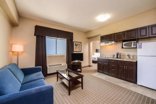 1 queen bed, 2 sofa beds