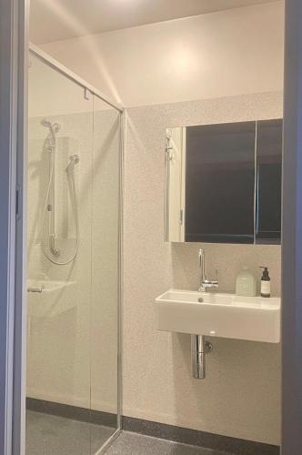 Spacious Apartment - Warm and Welcoming in Lindisfarne, 8 min from CBD