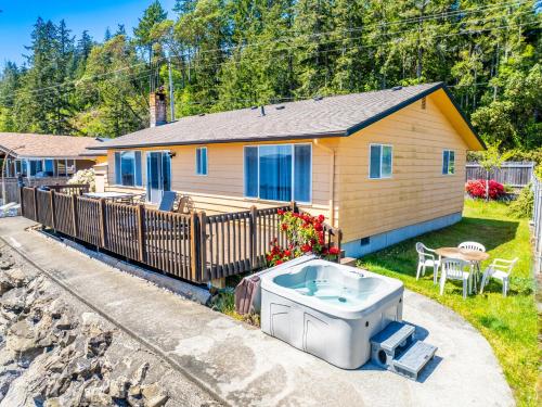 Waterfront Retreat, Relaxation, Fun in Hood Canal in Hoodsport (WA)