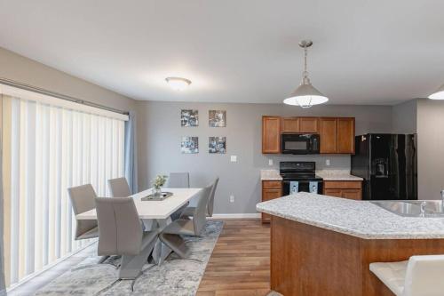 Peaceful & Cozy Stay in St. Charles, USA