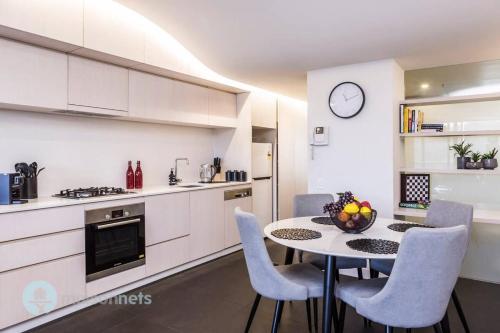 1 Bedroom Apt With Parking Walk to ANU