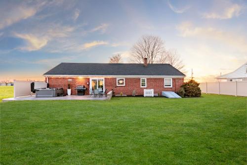 Exterior view, Backyard Getaway•Amish Farmland•Hot tub•Fire pit in Bird In Hand (PA)