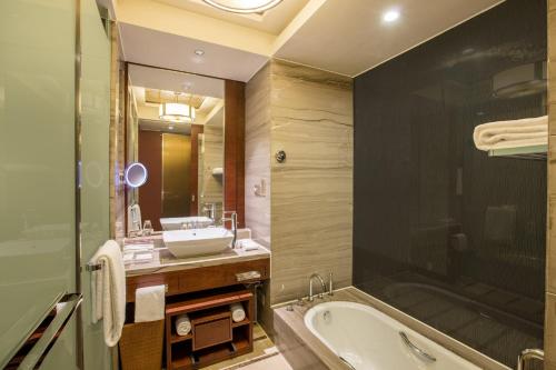 558456139 Crowne Plaza Hefei by IHG