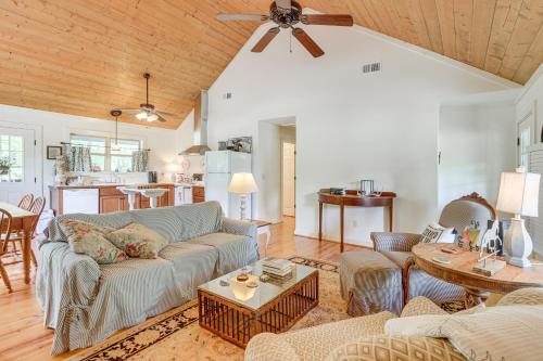 Charming Lawley Cottage: Deck, Fire Pit & Yard!