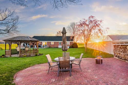 Facilities, Backyard Getaway•Amish Farmland•Hot tub•Fire pit in Bird In Hand (PA)