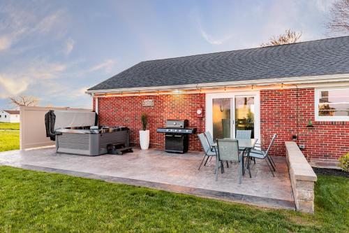 Facilities, Backyard Getaway•Amish Farmland•Hot tub•Fire pit in Bird In Hand (PA)