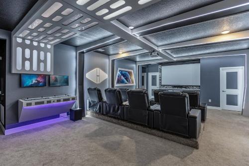 20PCT OFF - 41-Guest Capacity Mansion w TONS of Perks