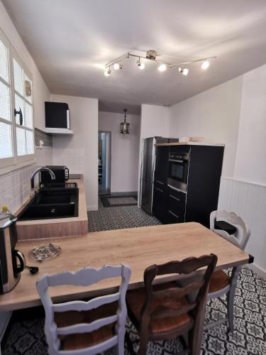 Kitchen, Maison de charme-Castillon-St-Emilion in Castillon-la-Bataille