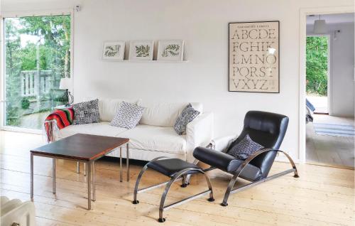 Three-Bedroom Holiday Home In Bodafors in 布達福什