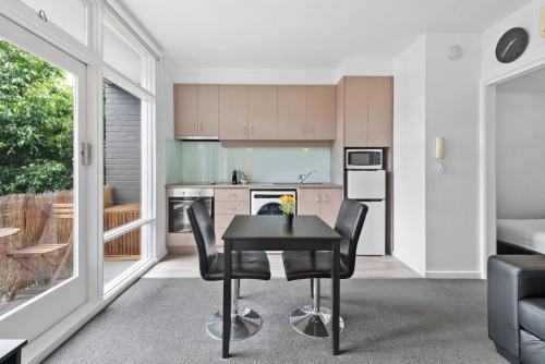 Contemporary 1-Bed Apartment Moments from MCG