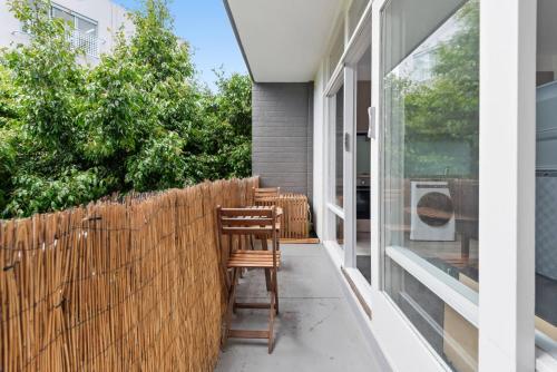 Contemporary 1-Bed Apartment Moments from MCG