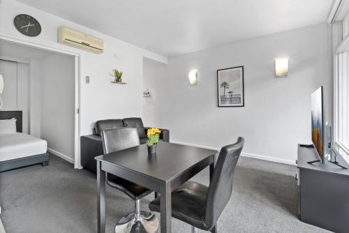 Contemporary 1-Bed Apartment Moments from MCG