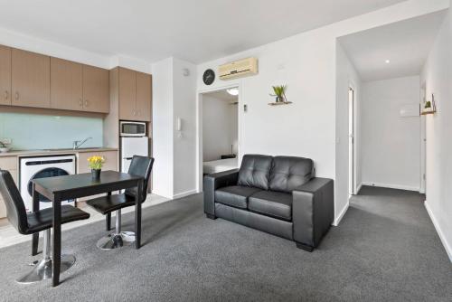 Contemporary 1-Bed Apartment Moments from MCG