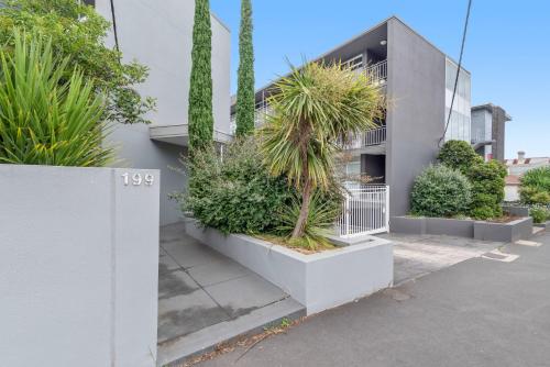 Contemporary 1-Bed Apartment Moments from MCG