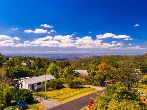 Tri-Living with Coastal Views - Tamborine Mountain