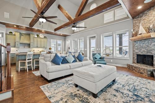 Luxury Waterfront Home Family and Pet Friendly Near Surfside Beach 11 Mins in Freeport (TX)