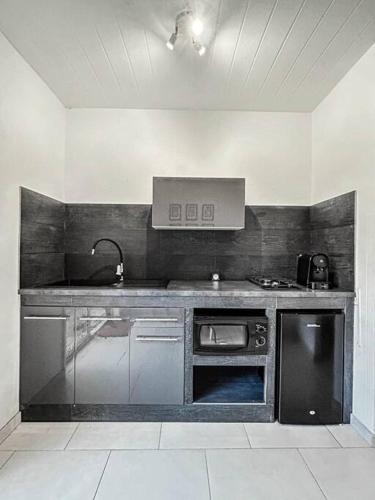 SHARED POOL King Bed & Air-Conditioned Cozy Apartment in ไวอาเร