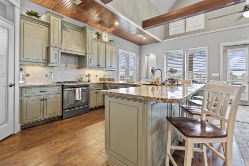 Køkken, Luxury Waterfront Home Family and Pet Friendly Near Surfside Beach 11 Mins in Freeport (TX)