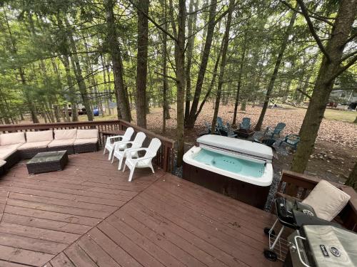 Luxury Family Escape HotTub Sauna Billiard Pool home in East Stroudsburg, USA