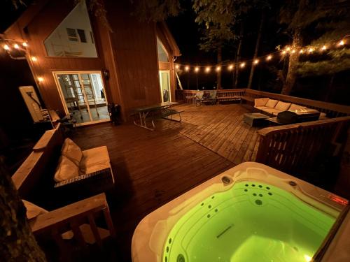 Luxury Family Escape HotTub Sauna Billiard Pool home in East Stroudsburg, USA