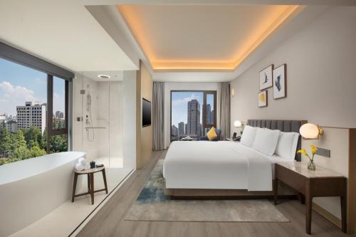 Grand King Room with City View image 8