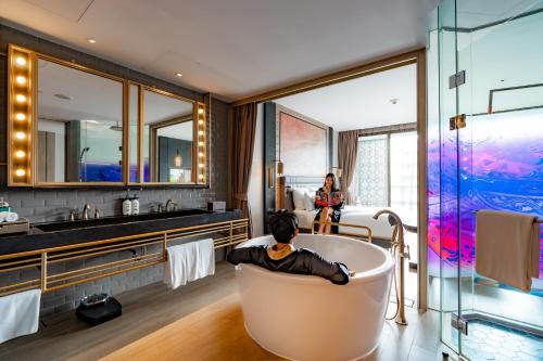 room detail thumbnail 2