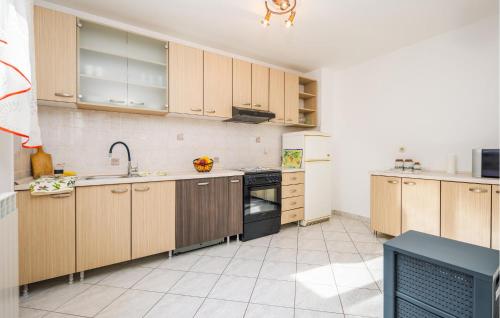Konyha, 3 Bedroom Stunning Apartment In Kastav in Cikovici
