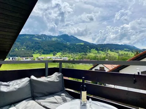 Alpspitz Blick mit Balkon I Hund I Parkplatz in Nesselwang, Deutschland
