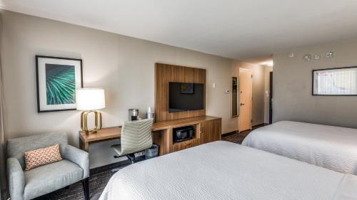Standard Room with Two Queen Beds image 2